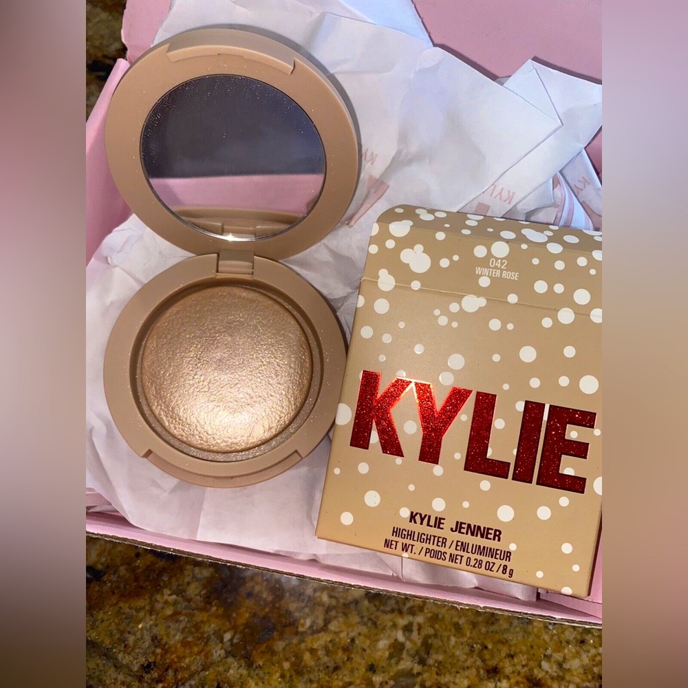Kylie Jenner Highlighter Winter Rose Baked Highlighter